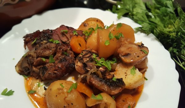 Агнешки Гювеч с Картофи и Гъби