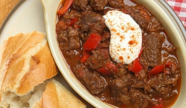 Агнешко яхния с домати и лук