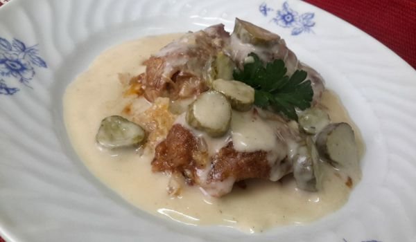 Агнешко с кисели краставички и сос