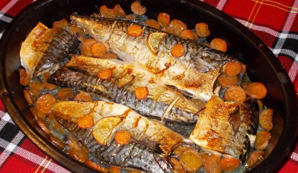 Апетитна печена скумрия с лук и моркови