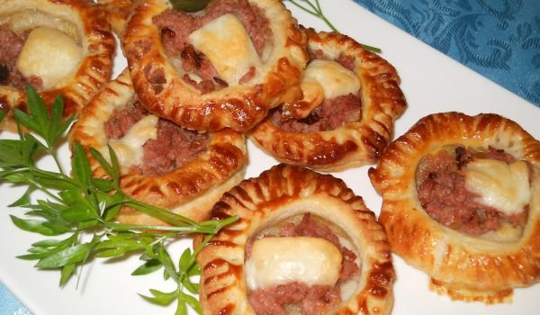 Апетитни бутерки с кайма и кашкавал