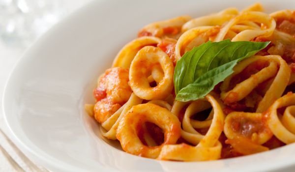 Апетитни спагети с калмари и домати