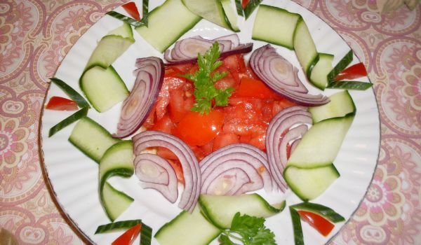 Аранжирана салата от домати с червен лук