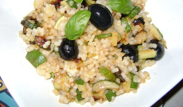 Ароматен кускус с тиквички и маслини