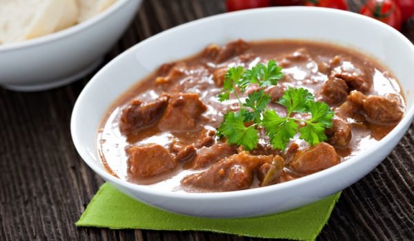 Ароматна яхния от агнешко месо и зелен лук