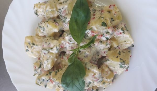 Ароматна салата от варени картофи с босилекова паста