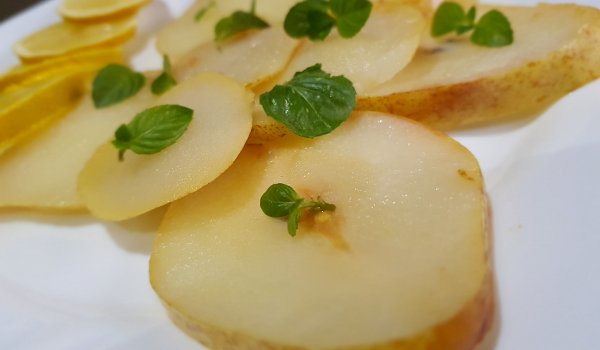 Ароматни круши с бяло вино