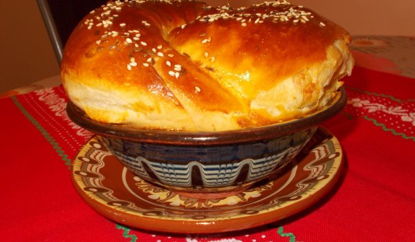 Ароматни вити питки с яйца, сирене и семена