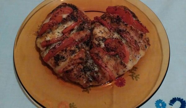 Ароматно пилешко с домати и моцарела