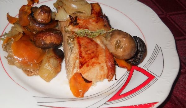 Ароматно свинско с балканска чубрица и гъби