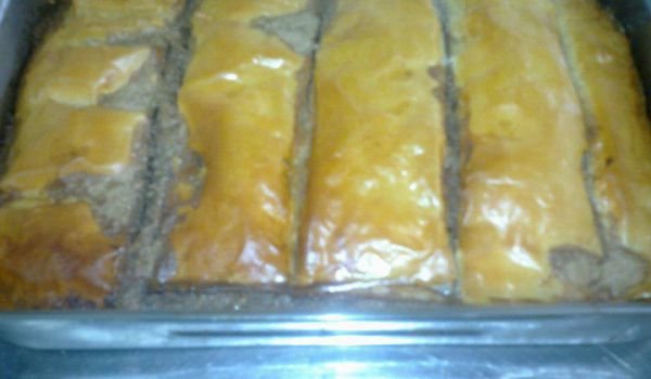 Баклава с много орехи и богата заливка