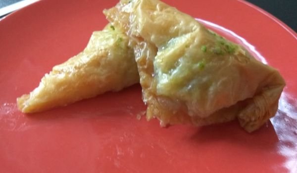 Баклава с шамфъстък и каймак