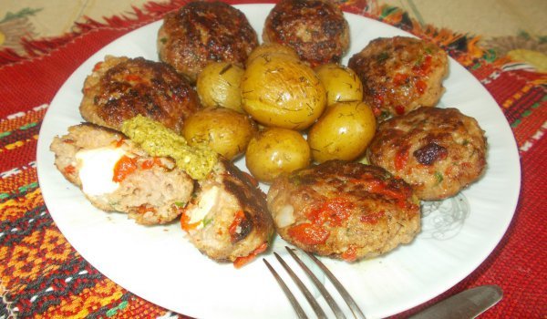 Балкански кюфтета с чушка и топено сирене