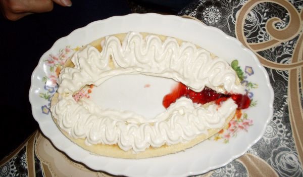 Банан със сметана и желе от ягоди