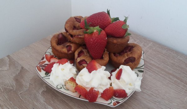 Бананови хлебни мъфини с ягоди