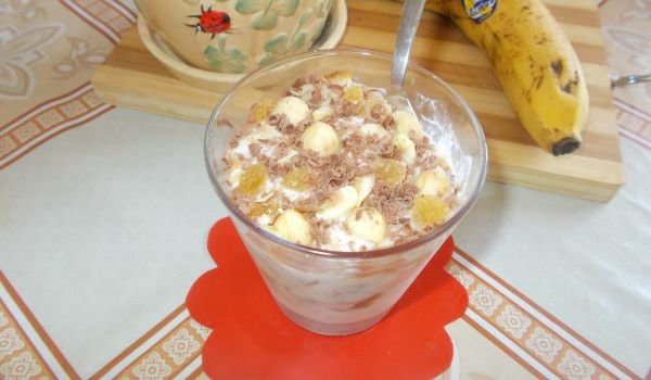 Бананово кисело мляко с ядки