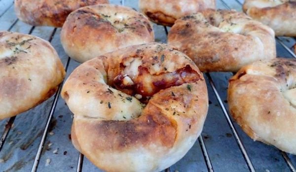 Банички-охлювчета с лютеница и сирене