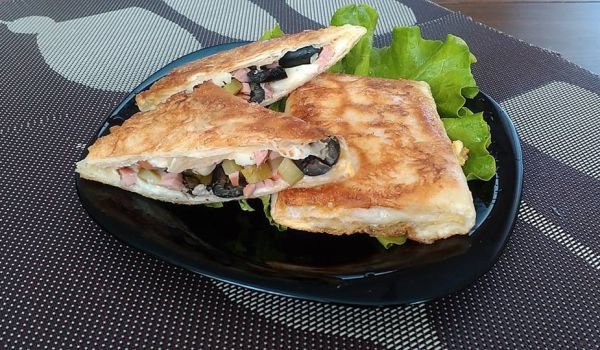 Банички с колбас, маслини и краставички