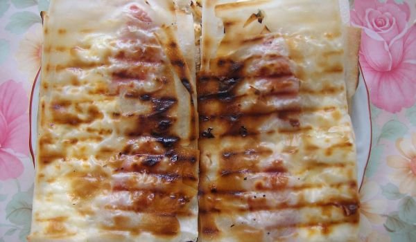 Банички с колбас на грил скара