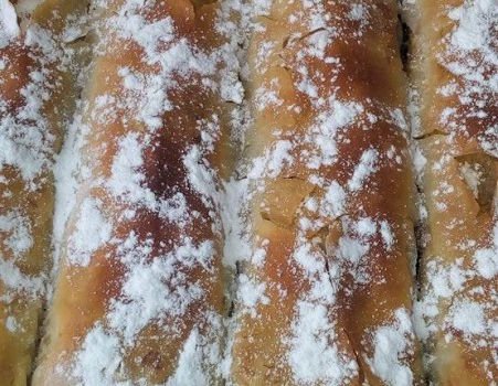 Банички с крема сирене и пудра захар