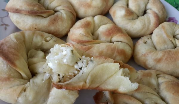 Банички с плънка от извара и картоф