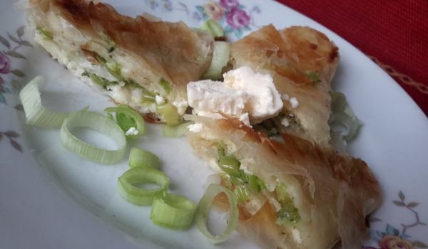 Банички с праз, сирене и яйце на тиган