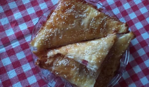 Банички със шпек салам и сусам