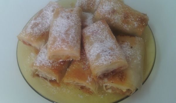 Баница с ябълки, орехи, канела и локум