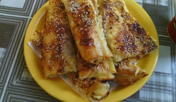 Баница с извара и сусам