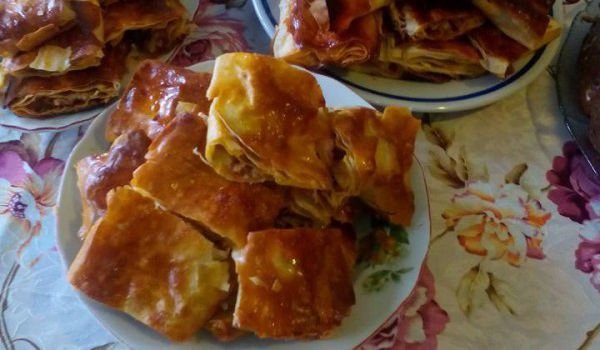 Баница с кайма, моркови и кисели краставички