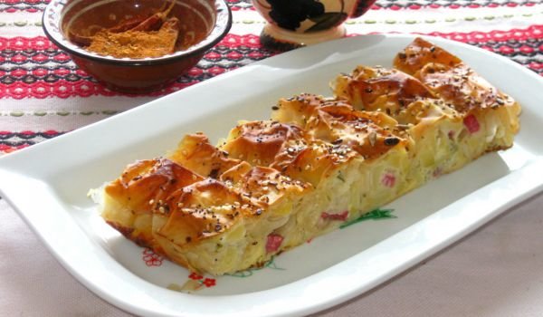Баница с картофи, сметана и колбас