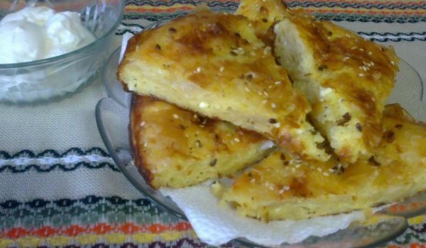 Баницата със сусам и нарязани кори в тортена форма
