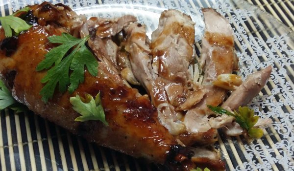 Бавно готвени пуешки бутчета с глазура от мед и соев сос