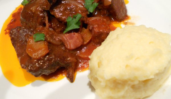 Бавно готвено телешко по провансалски с бекон и маслини