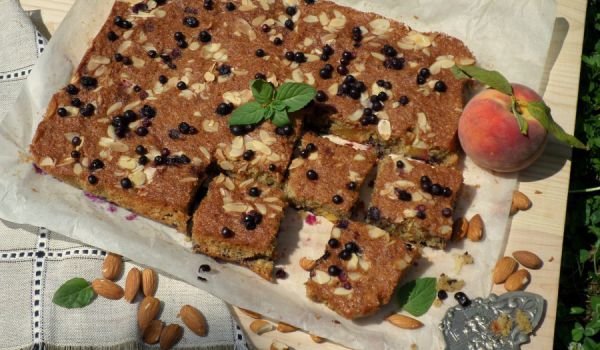 Бейкуел кейк с праскови и боровинки