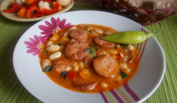 Бял боб с македонска наденица