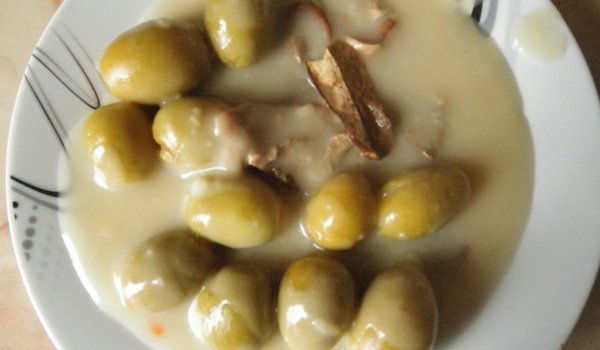Бяла каша със зелени маслини и манатарки