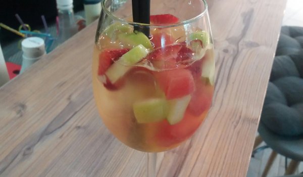 Бяла сангрия с лимони