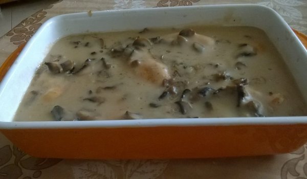 Бяло месо от пиле с гъбен сос