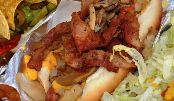 Бяло пилешко месо с бекон