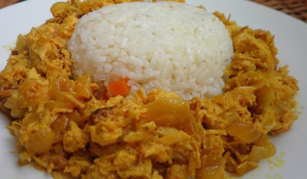 Бяло пилешко месо с лук и кисело мляко по индийски