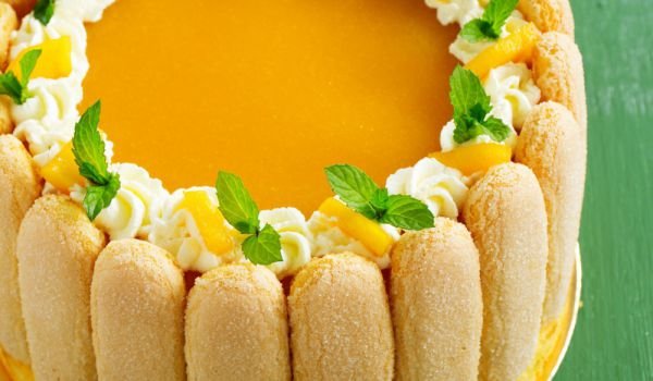 Бишкотен сладкиш с желирани праскови