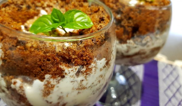 Бисквитен кейк в чашки с маскарпоне и шоколад