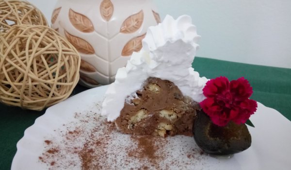 Бисквитена кула със сметана