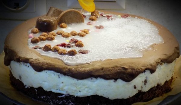 Бисквитена торта с бял шоколад и портокал