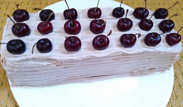 Бисквитена торта с черешов крем