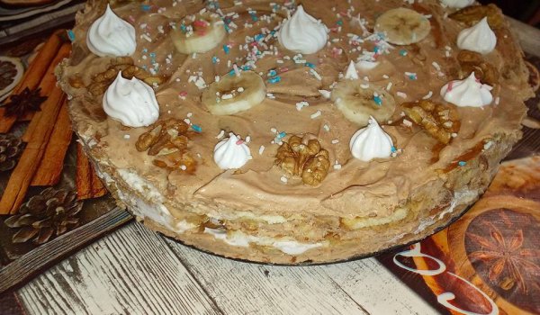 Бисквитена торта с два вида крем и ром