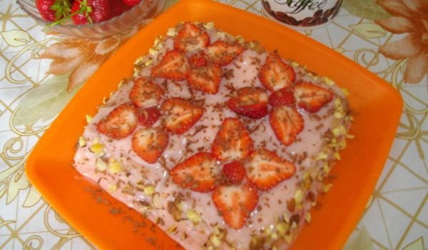 Бисквитена торта с ягоди и банани