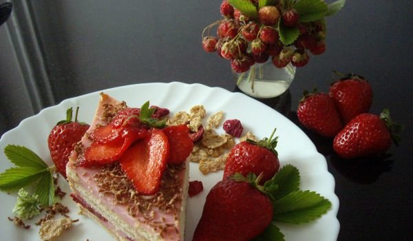 Бисквитена торта с ягоди и шоколад