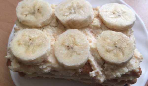 Бисквитена торта с яйчен крем и банани